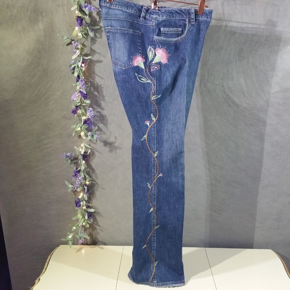 Jones Wear Jeans embroidered jeans size 8